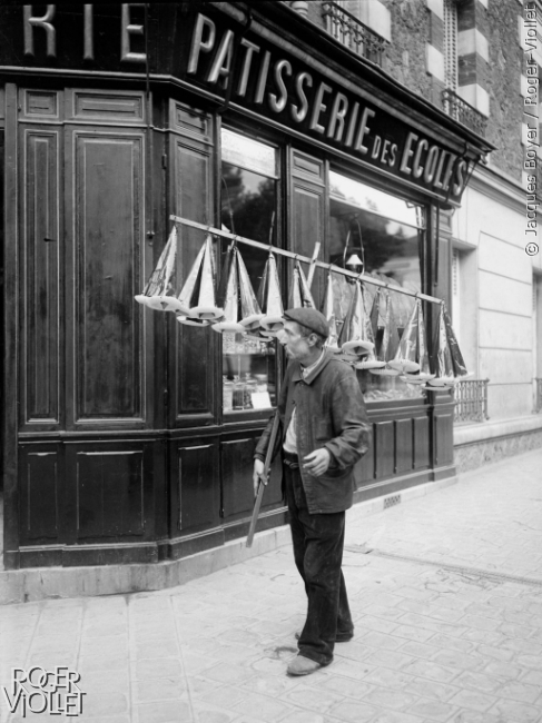 Marchand de chapeaux englués pour capturer les mouches. Paris, 1911.