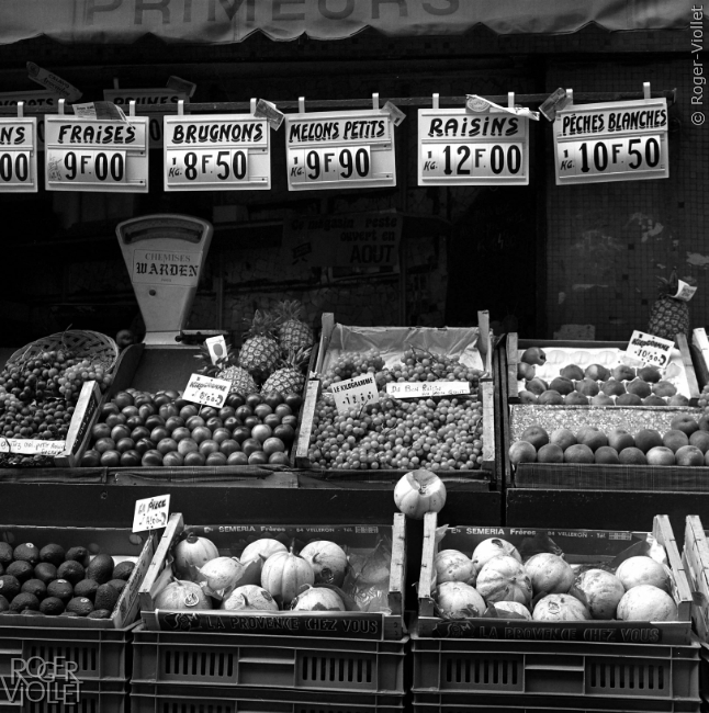 Etal d'un marchand de fruits et légumes. Paris, août 1977.