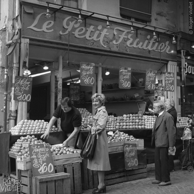 Paris Vème arr.. Marchand de fruits et légumes, rue Mouffetard. Mars 1977.