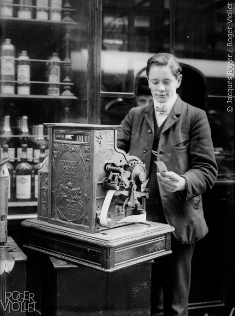 Caisse enregistreuse. Paris, 1908.