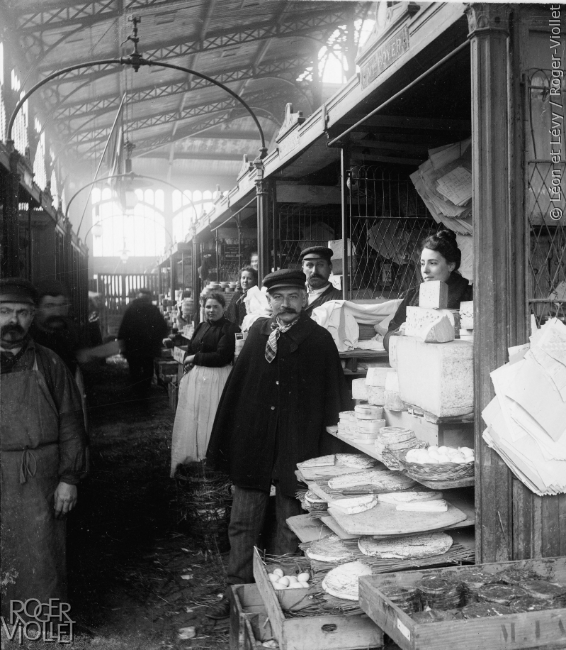 Vente au détail de beurre et de fromages aux Halles centrales de Paris. Vers 1900. Détail d'une vue stéréoscopique.