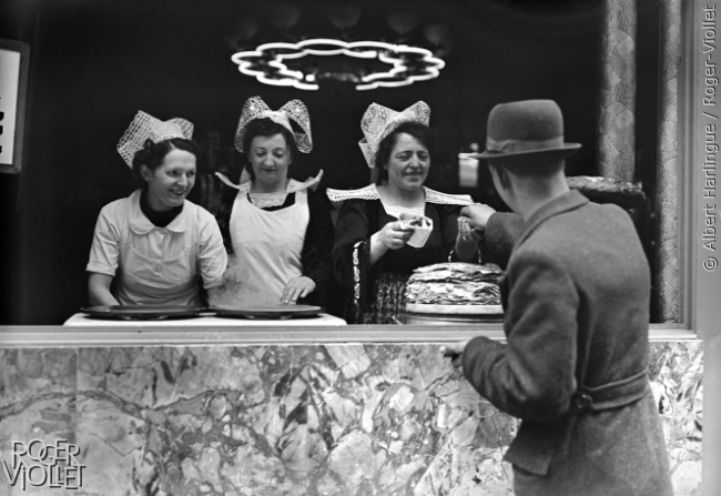 Bretonnes vendant des crêpes. Paris, foire du Trône, 1939.
