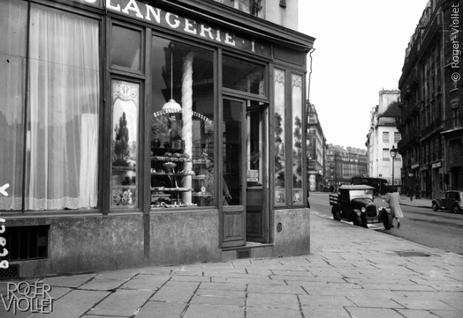 Paris Vème arr.. Boulangerie-pâtisserie à l'angle des rues des Ecoles et du Cardinal-Lemoine. Vers 1950.