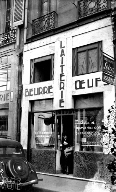 Guerre 1939-1945. Crémerie distribuant des légumes secs contre des tickets d'alimentation. Paris, avril 1943.