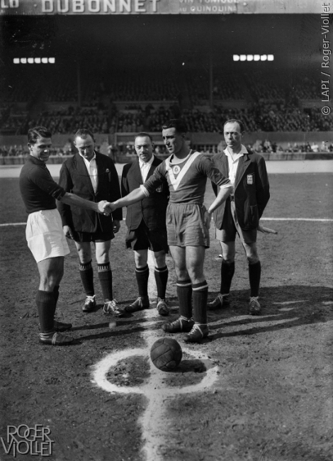 Match de football au parc des Princes. Demi-finale de la Coupe de France F.C. Rouen contre ASF Girondins. Paris, mars 1941.