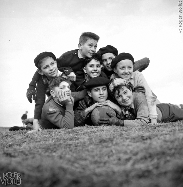 Jeunes footballeurs. France, années 1950.