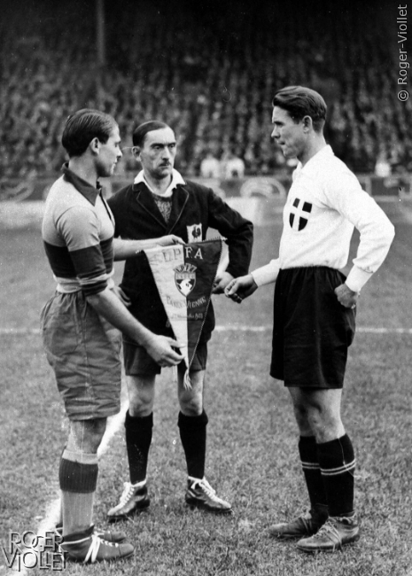 Match de football Paris-Vienne, au parc des Princes. Echange des fanions. Paris, 1er novembre 1933.