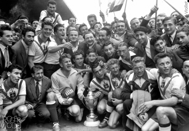L'équipe de football de Lille venant de remporter la finale de la Coupe de France. 31 mai 1953.