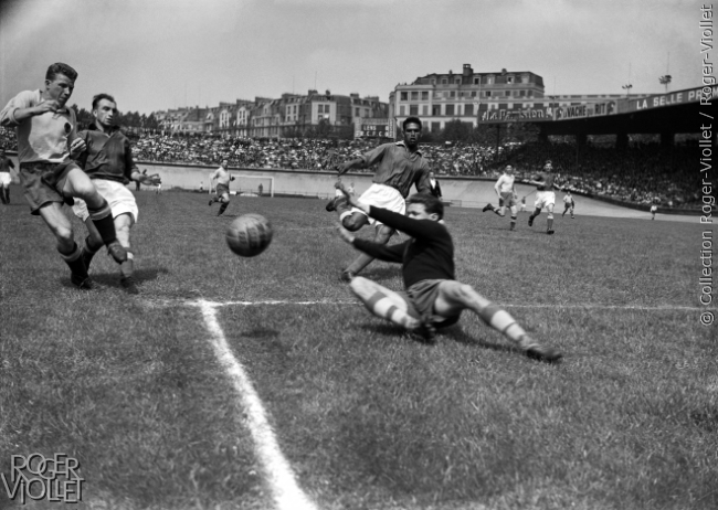 Match de football Lens contre Besançon. Parc des Princes, Paris. Juin 1951.