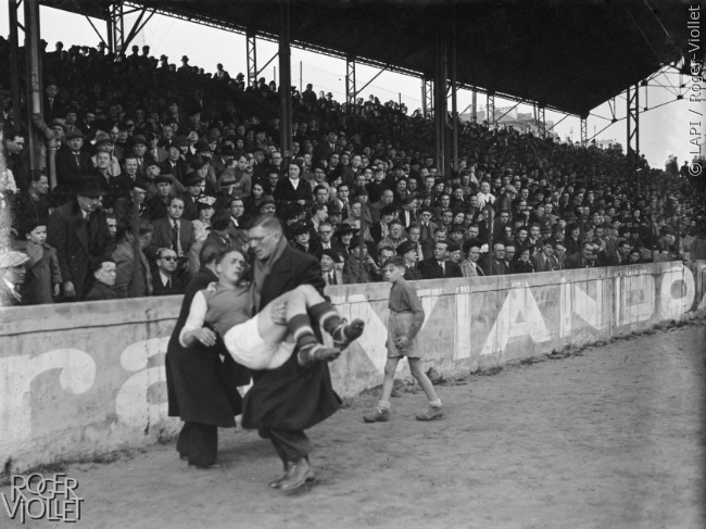 Footballeur blessé. Stade de Saint-Ouen, mars 1943.
