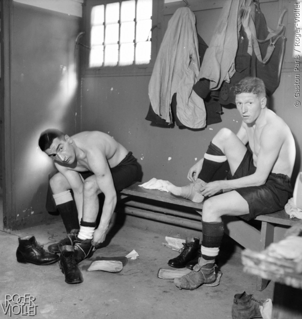 Joueurs de football s'habillant dans les vestiaires. Avril 1940.