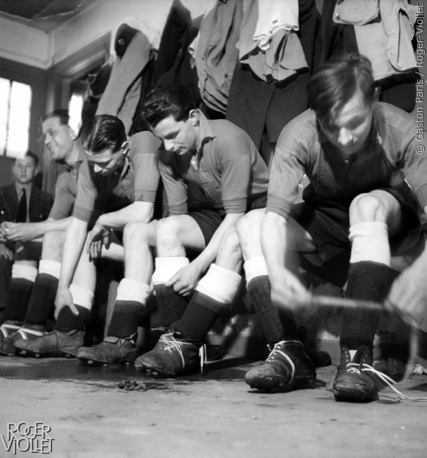 Joueurs de football s'habillant dans les vestiaires. Paris, 2 avril 1940.