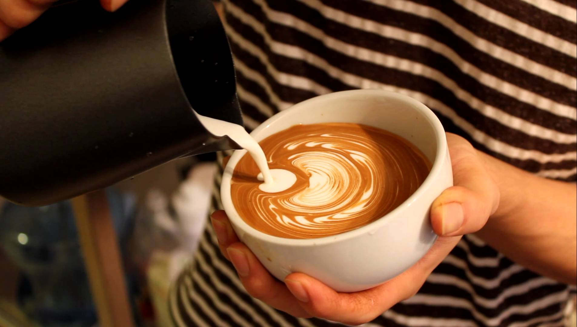 cafe-barista-latte-art