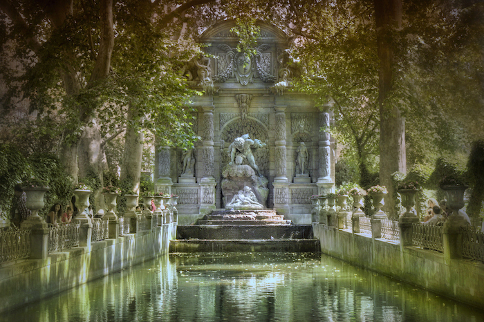 La romantique fontaine Médicis dans le jardin du Luxembourg