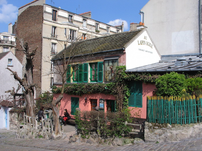 Le cabaret du Lapin Agile en face des vignes de Montmartre