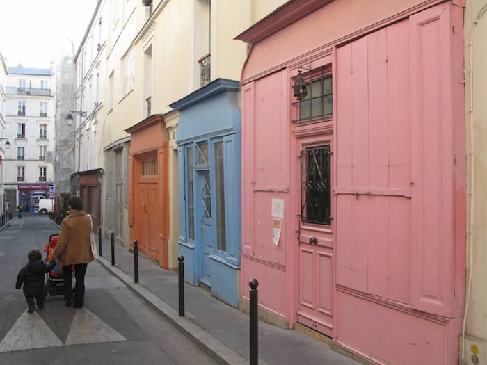 La charmante rue Sainte-Marthe et ses nombreuses façades colorées dans le 10ème