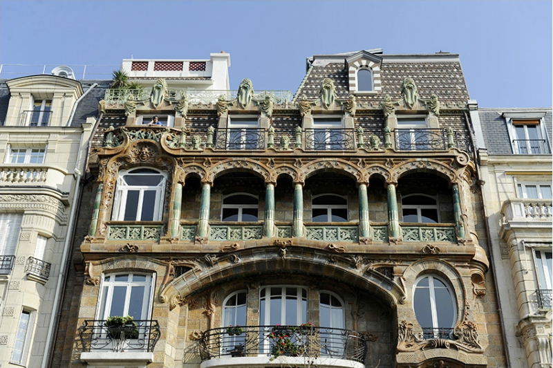 Situé au 7 Avenue Rapp, cet immeuble, avec son désordre architectural, sa démesure ornementale, est incontestablement un symbole de l'Art Nouveau parisien. Construit par Lavirotte en 1901, sa façade fut primée au concours de la Ville de Paris. 