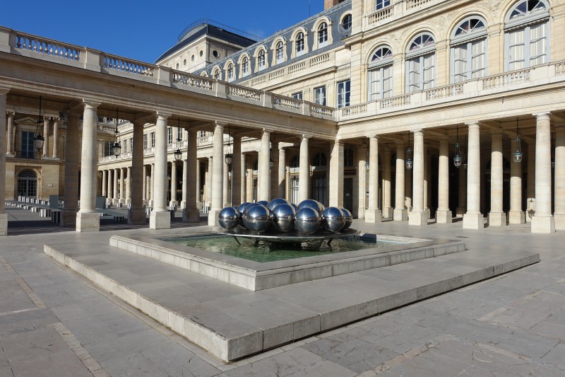 fontaine-palais-royal-insolite-paris