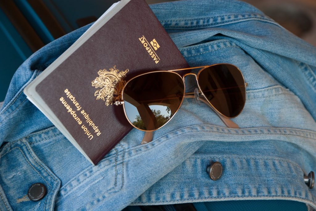 Passport et lunettes de soleil