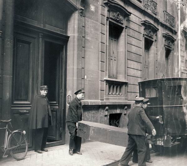 Un corps évacué de la rue Le Sueur dans un cercueil