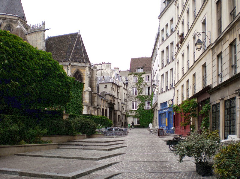 Rue piétonne des barres à Paris