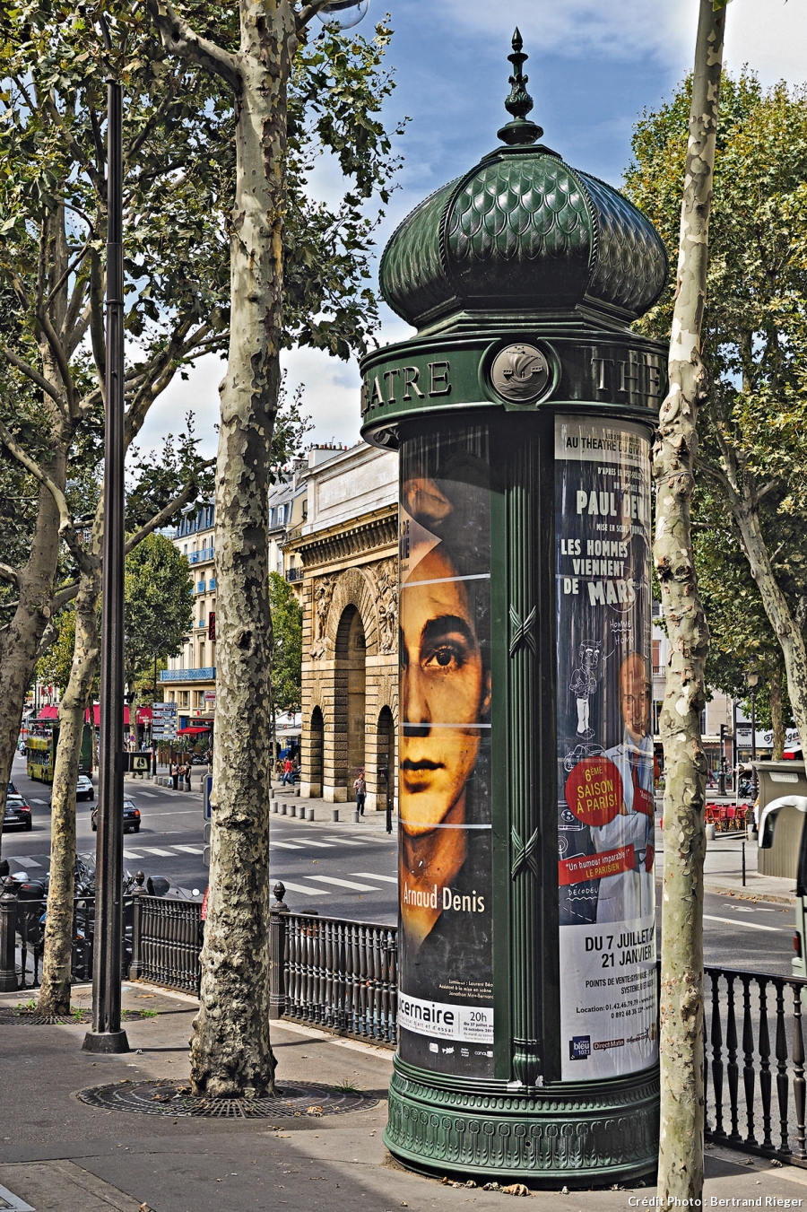 Une colonne morris à Paris