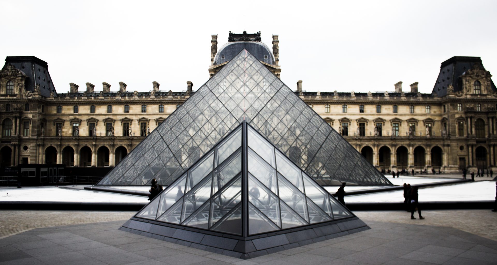 Le Musée et la Pyramide du Louvre à Paris