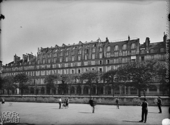 Jardin des Tuileries et façades des immeubles de la rue de Rivoli. 1926-1927. © Edouard Desprez / DHAAP / Roger-Viollet