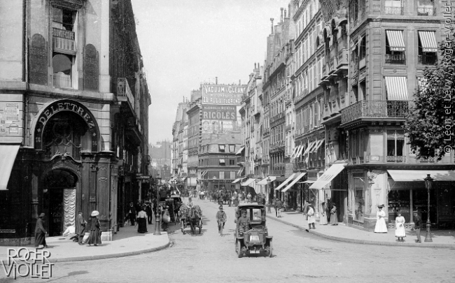Paris (VIIIème arr.). La rue du Faubourg-Saint-Honoré vue depuis la rue Royale, vers 1910-1920.