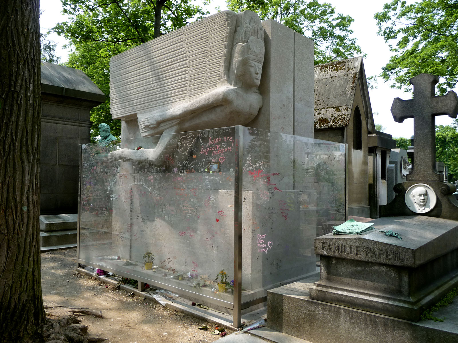 Le topic insolite - Page 14 Tomb_of_Oscar_Wilde_Pere_Lachaise_cemetery_Paris_France