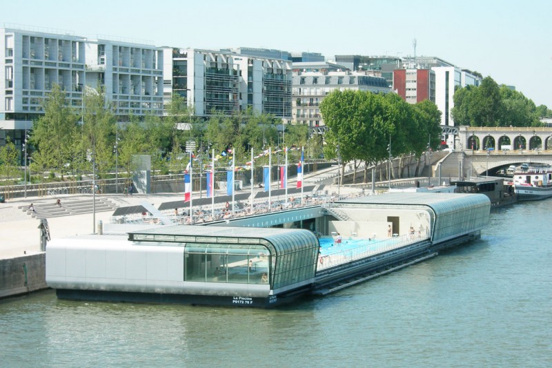 La piscine Joséphine Baker à Paris