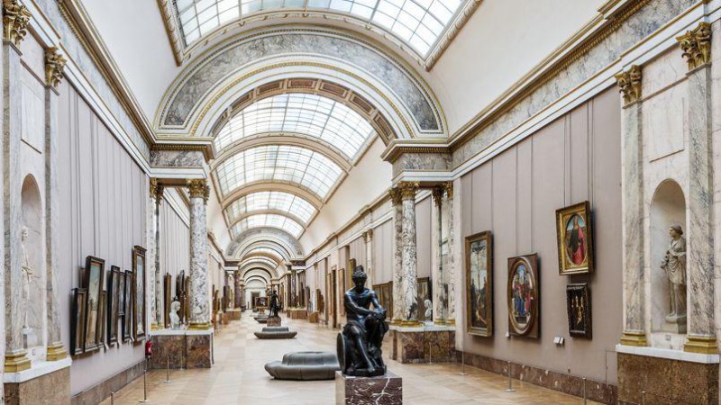 L'intérieur du Louvre à Paris