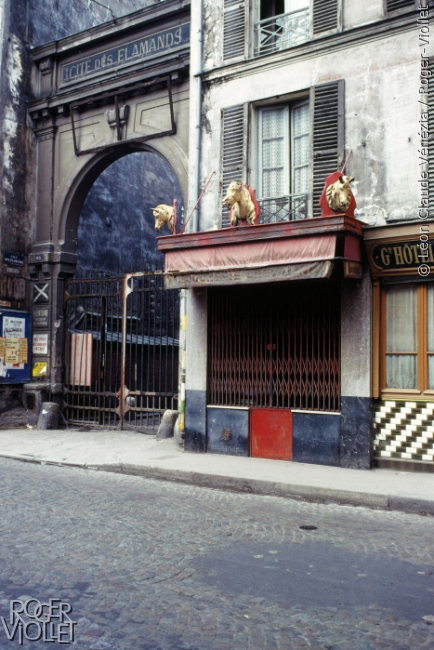 L'entrée de la Cité des Flamands en mai 1969 © Léon Claude Vénézia / Roger-Viollet