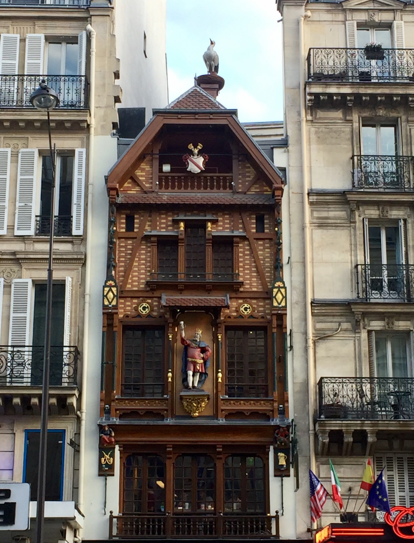 La façade alsacienne du 119 rue Saint-Lazare