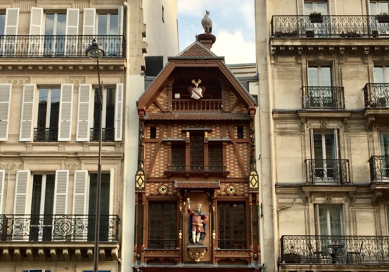 La façade alsacienne du 119 rue Saint-Lazare