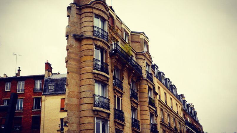 La façade fine de l'immeuble de la rue Francoeur à Paris