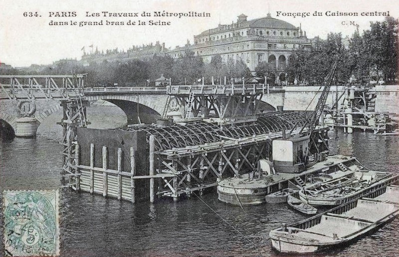 Caisson central dans la Seine