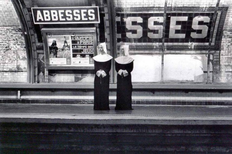 Religieuses à la station Abbesses
