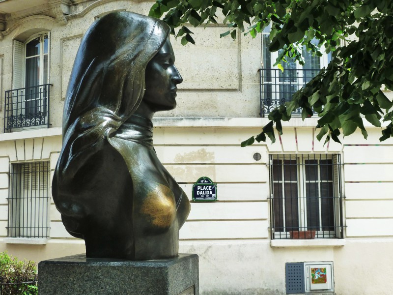 Le buste de bronze de Dalida situé à place Dalida