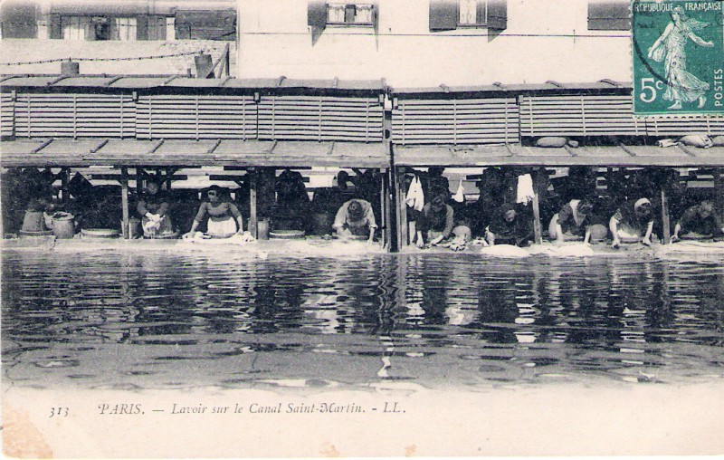 Un groupe de femmes lave son linge sur le Canal Saint-Martin