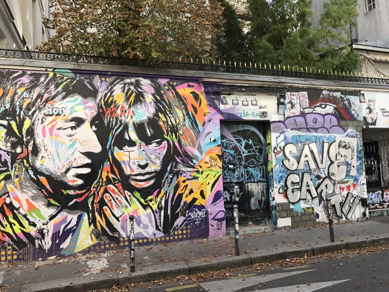 Façade de la celebre maison parisienne de Serge Gainsbours, remplis de grafittis