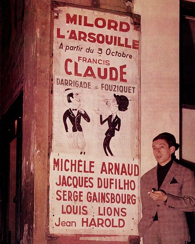 Gainsbroug devant son affiche au cabaret milord l'arsouille