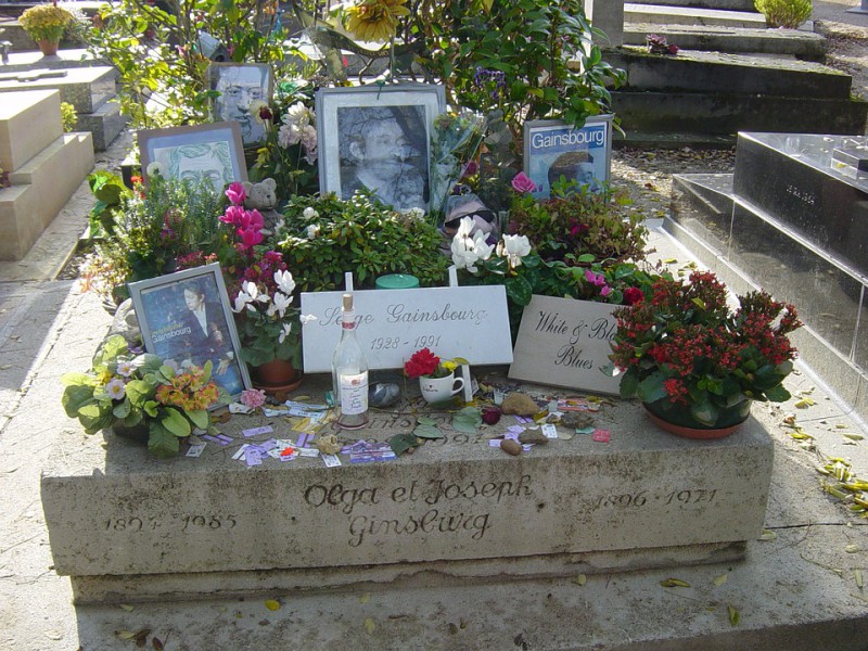 La tombe toujours très décoré de Serge Gainsbourg