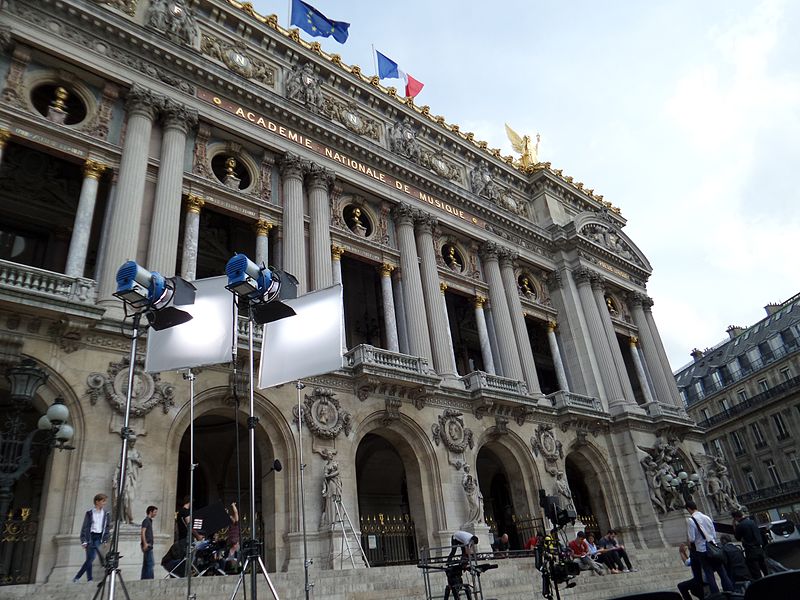 Tournage devant l'Opéra Garnier