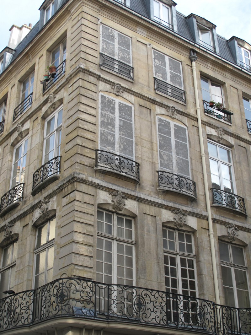 Angle de la rue Saint-Honoré et de la rue des Prouvaires dans le 1er arrondissement © Tangopaso