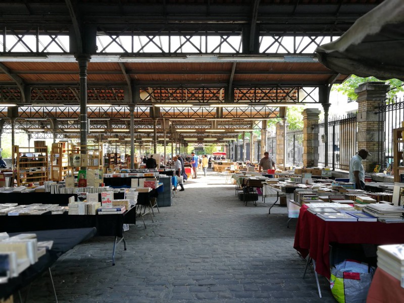 L'ancienne halle aux chevaux accueille une fois par mois un marché de livres anciens et d'occasions