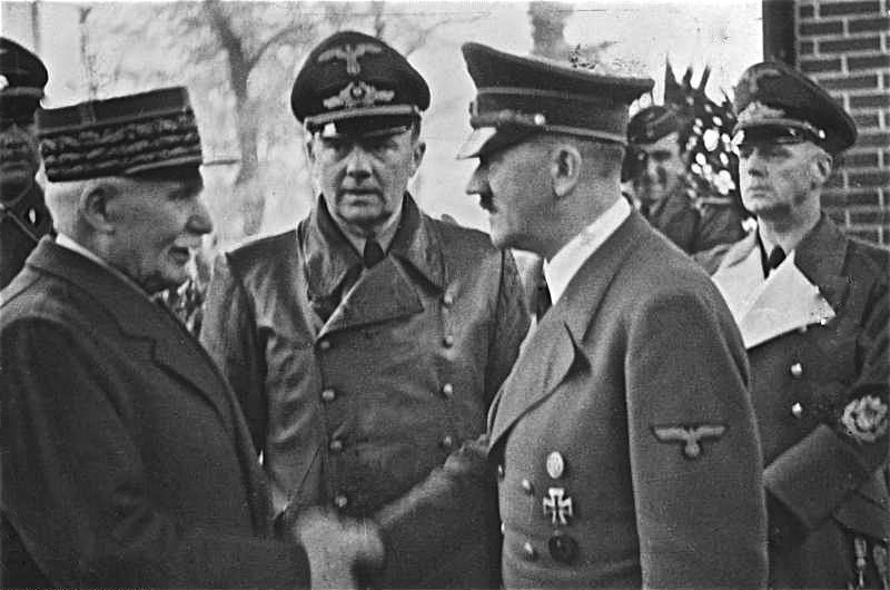 Le maréchale Pétain avec Hitler sous le régime de VIchy