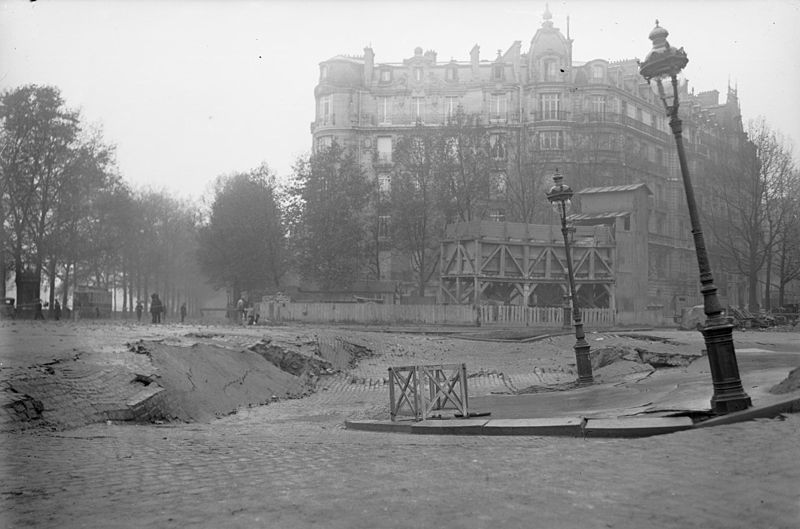 800px-Fontis_Place_de_l'Alma_8_novembre_1915 paris zigzag
