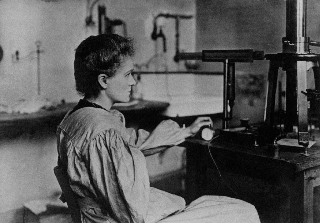 paris zigzag Marie Curie in her laboratory