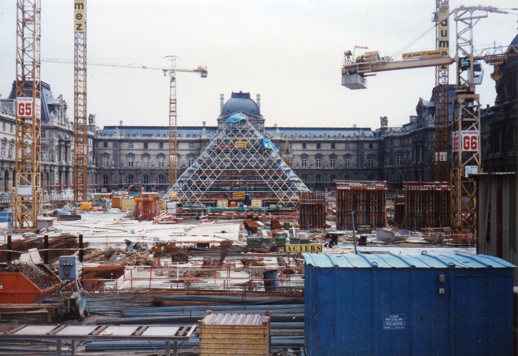 Pyramide du Louvre Paris ZigZag